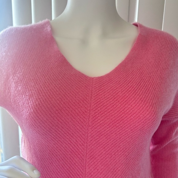 -Maje
Low-Cut Ribbed Cashmere
Sweater pre-owner size 0 - Picture 6 of 13